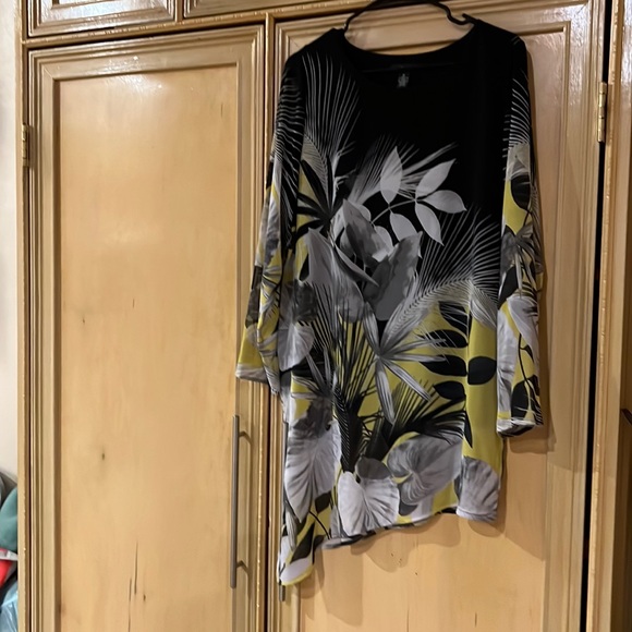 Alfani Tops - Sheer top beautiful looks great with black tights pretty on 🖤